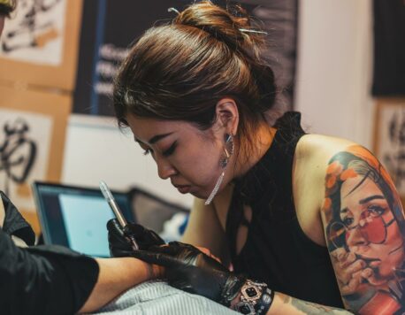 Plongée dans l’univers coloré et hyperréaliste de Cathy Tattoo